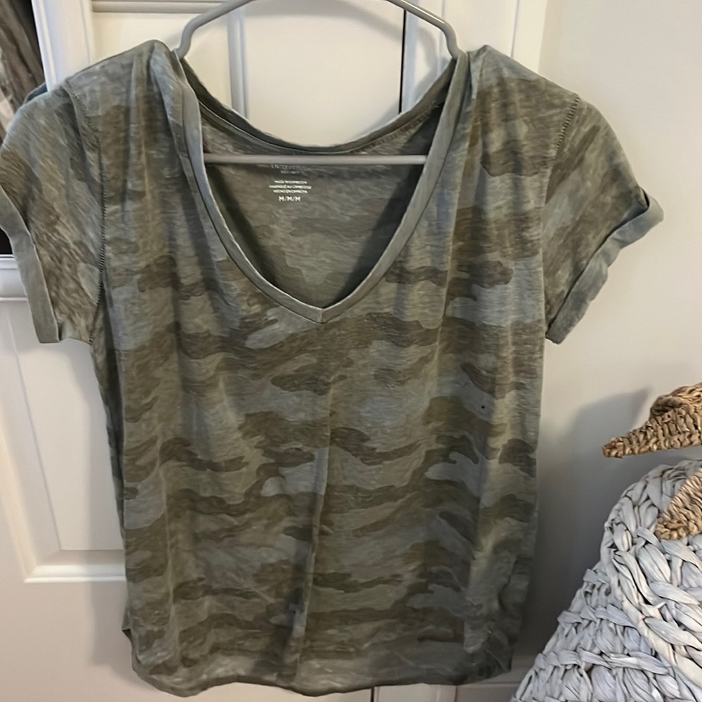 American Eagle camo v neck tshirt